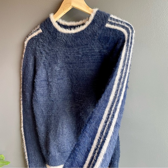Hem & Thread Fuzzy Blue Long Sleeve Sweater Size Small - Picture 6 of 6